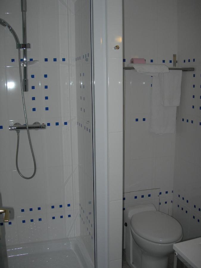 Hotel Les Acanthes Remoulins Δωμάτιο φωτογραφία